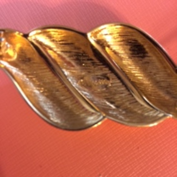 Signed Napier Pin Brooch Shiny Gold Tone - Picture 4 of 6